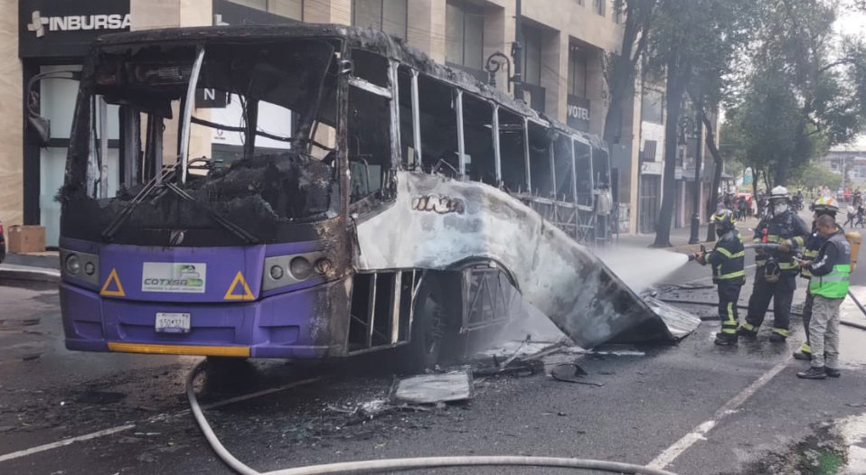 Usuarios de camión que se incendió no estuvieron en peligro: SEMOVI