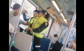 Por vender el Metro los merengues acabaron en el piso, él huyó de la policía