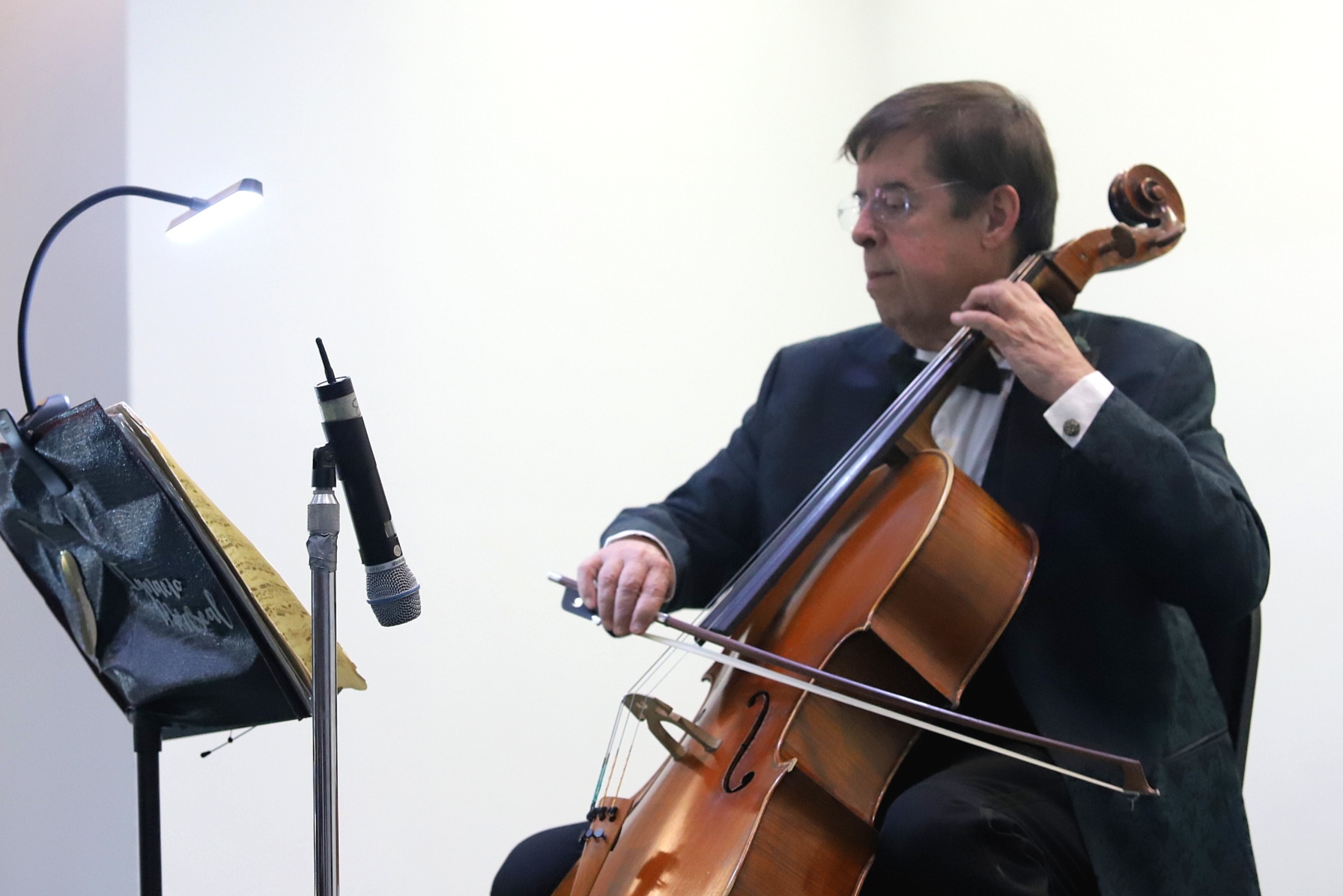 La noche del viernes, los acordes del violonchelista Ignacio Mariscal envolvieron el Auditorio Sebastián Lerdo de Tejada del Senado de la República, con un concierto que cautivó a la gran concurrencia con interpretaciones de obras del compositor y músico alemán Johann Sebastian Bach. Como parte de los Conciertos de Bellas Artes en el Senado de la República, el músico mexicano interpretó Suite número 2, 4 y 6, en el recinto ubicado en Donceles 14, en el Centro Histórico de la capital del país. El lugar se llenó de aplausos con cada una de las ejecuciones de Ignacio Mariscal, quien es integrante del grupo de Concertistas de Bellas Artes y profesor de violonchelo en la Facultad de Música de la Universidad Nacional Autónoma de México. La presentación, que inició en punto de las 19:00 horas, estuvo marcada por una gran técnica y fuerza expresiva, lo que permitió que cada pieza dejara atrás las notas y diera paso a las emociones. Por más de una hora, Ignacio Mariscal, con una trayectoria que lo ha llevado a ofrecer más de mil conciertos en México, y en otras partes de América, así como en Europa y Asia, mostró por qué es considerado uno de los intérpretes más sólidos del país. En cada pieza, el violonchelista encontró la manera de sorprender a las y los asistentes, quienes le brindaron largos aplausos. Al finalizar el repertorio, el público se puso de pie para reconocer con una gran ovación al artista, quien no dudó en agradecer la calidez de la numerosa audiencia. Este concierto formó parte del programa Xico. Senado es Cultura, impulsado por la Junta de Coordinación Política y el Instituto Nacional de Bellas Artes y Literatura (INBAL) para fomentar y difundir las expresiones culturales desde el ámbito legislativo, ya que la música es sin duda un puente entre el arte y la sociedad.