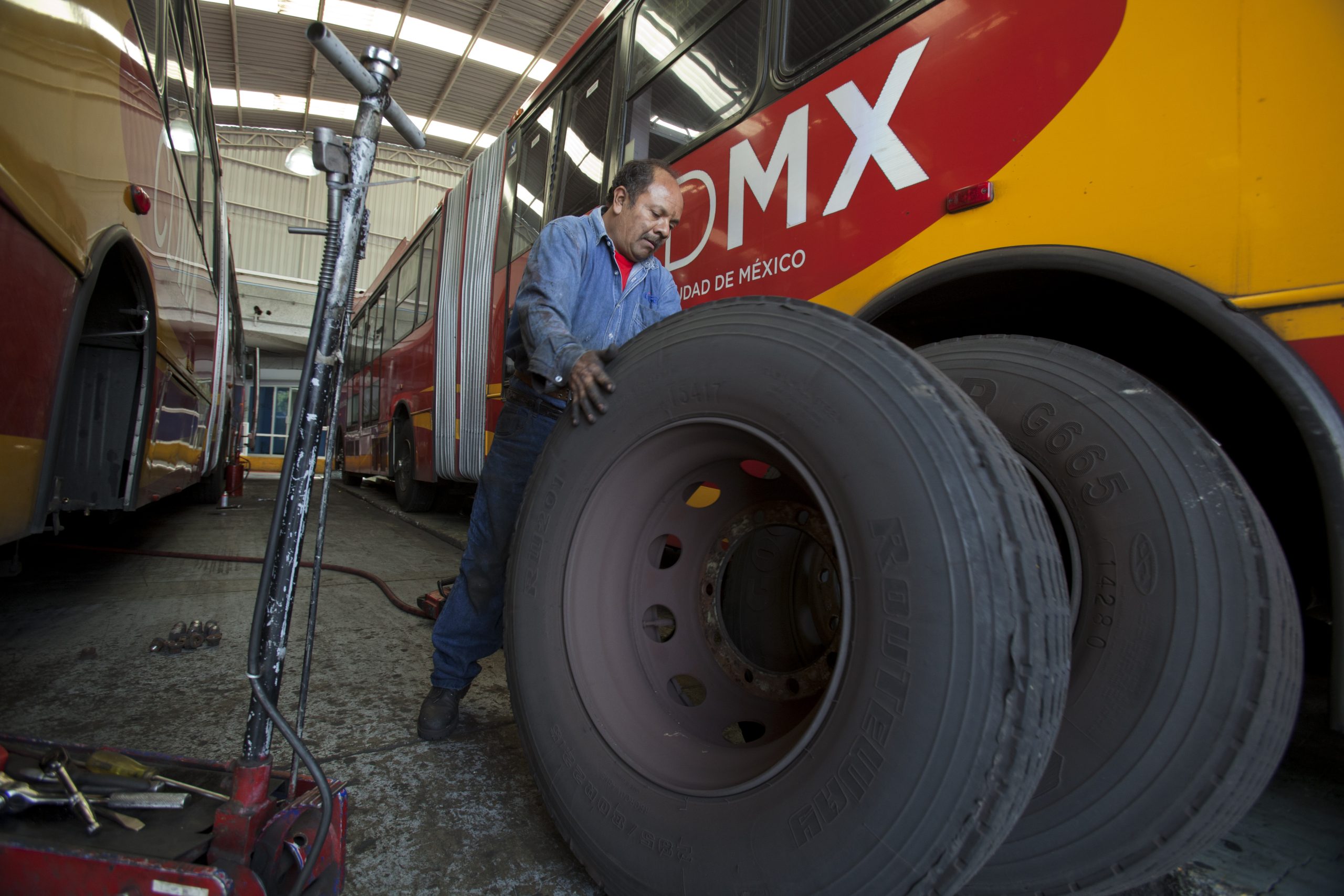 Ahorra en llantas el Metrobús