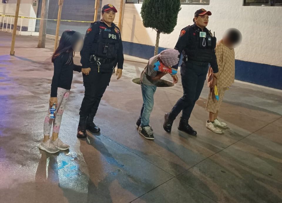 Apoya policía a tres menores en Metro Gómez Farias que iban solos