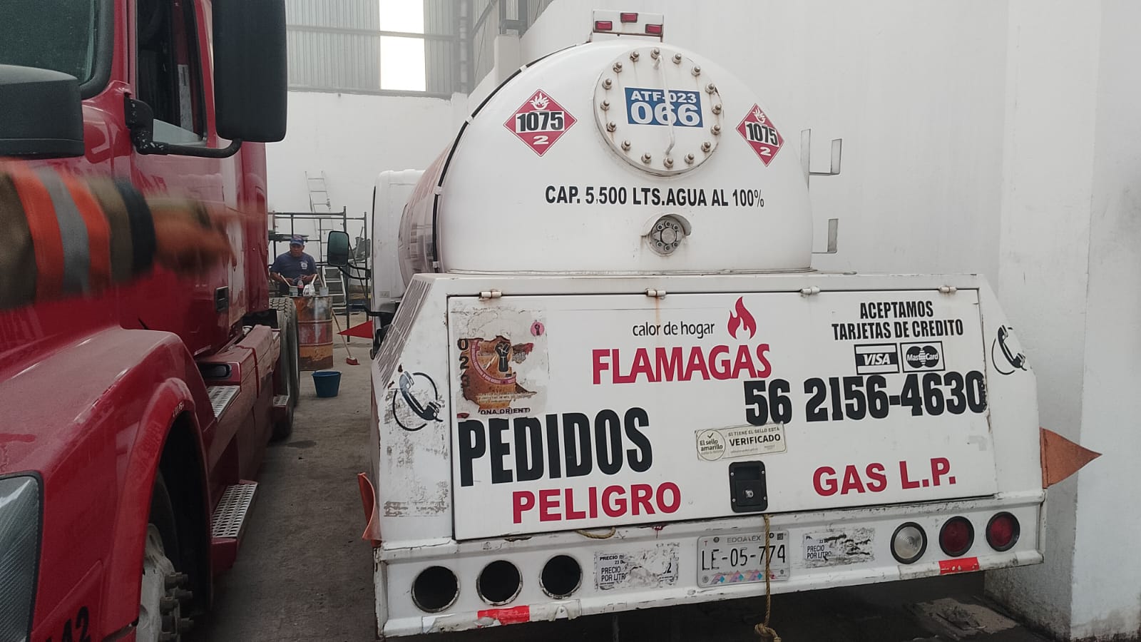 Bomberos de Ecatepec atienden a dos lesionados por flamazo en pipa de gas