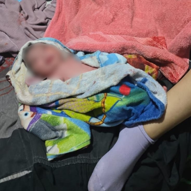 auxilian a mujer en parto