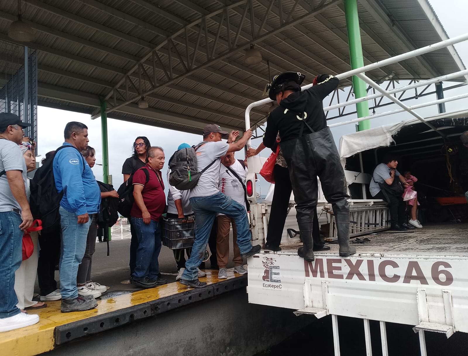 En Operativo Tormenta, camiones Mexica apoyan traslado de pasajeros