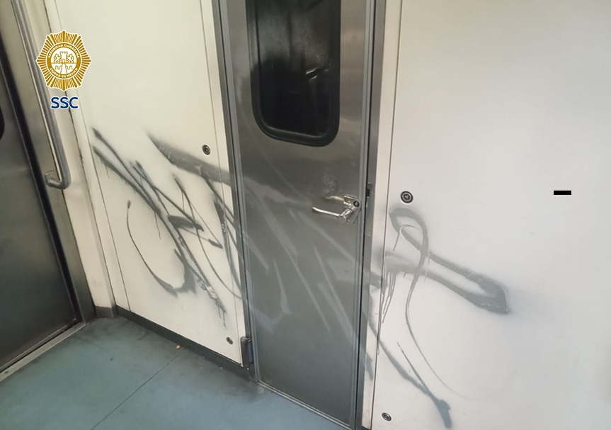 Seguridad del Metro detiene a grafitera del Metro