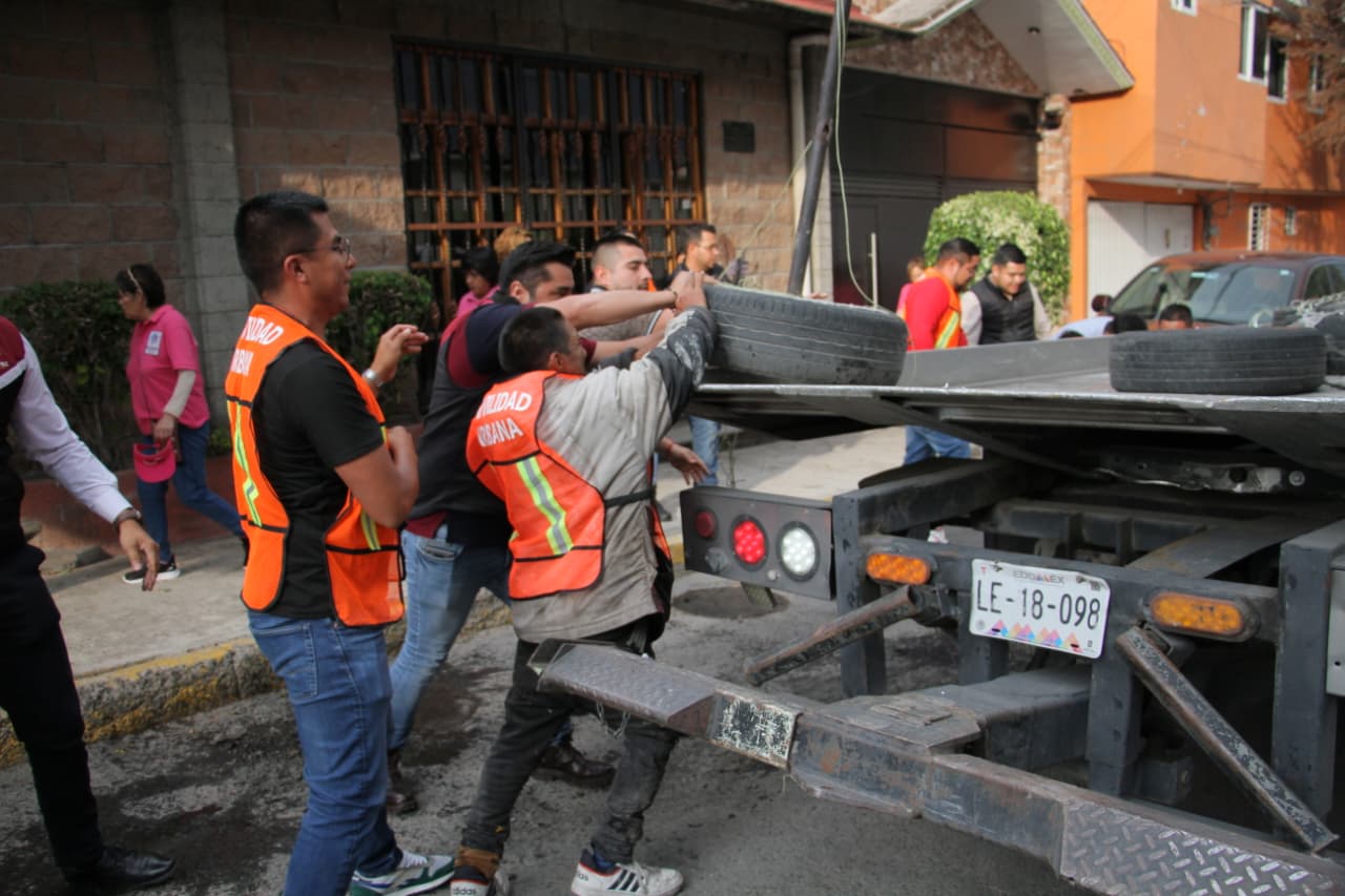 Retiran obstáculos de banquetas y vialidades para seguridad vial en Ecatepec