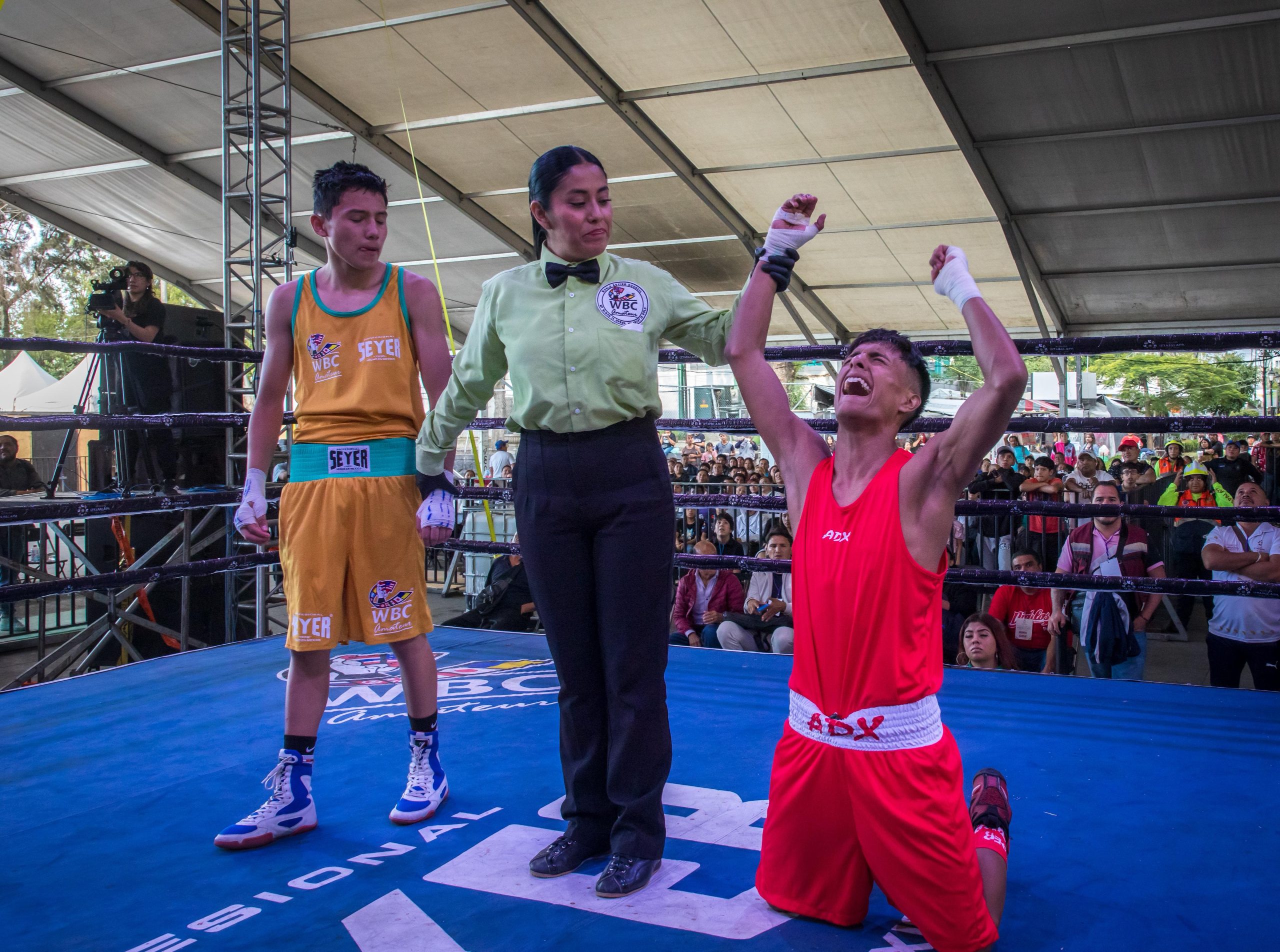 Abrrotados los cuadriláteros de la “ Arena de Box Iztapalapa”