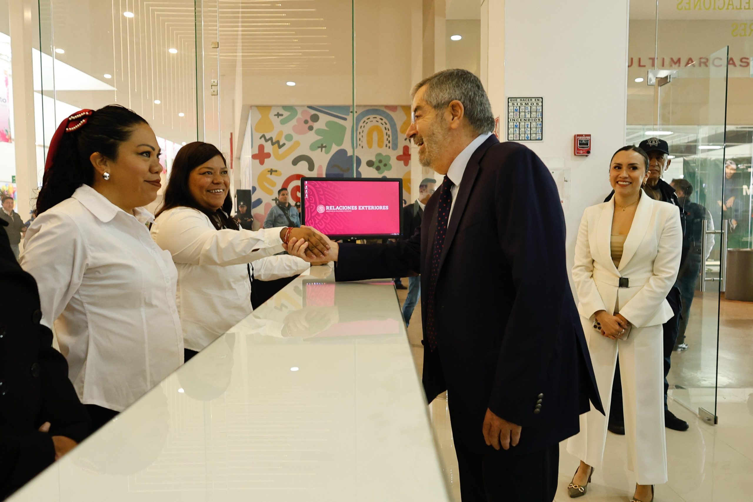 Canciller De la Fuente visitó oficina municipal de pasaportes en Valle de Chalco