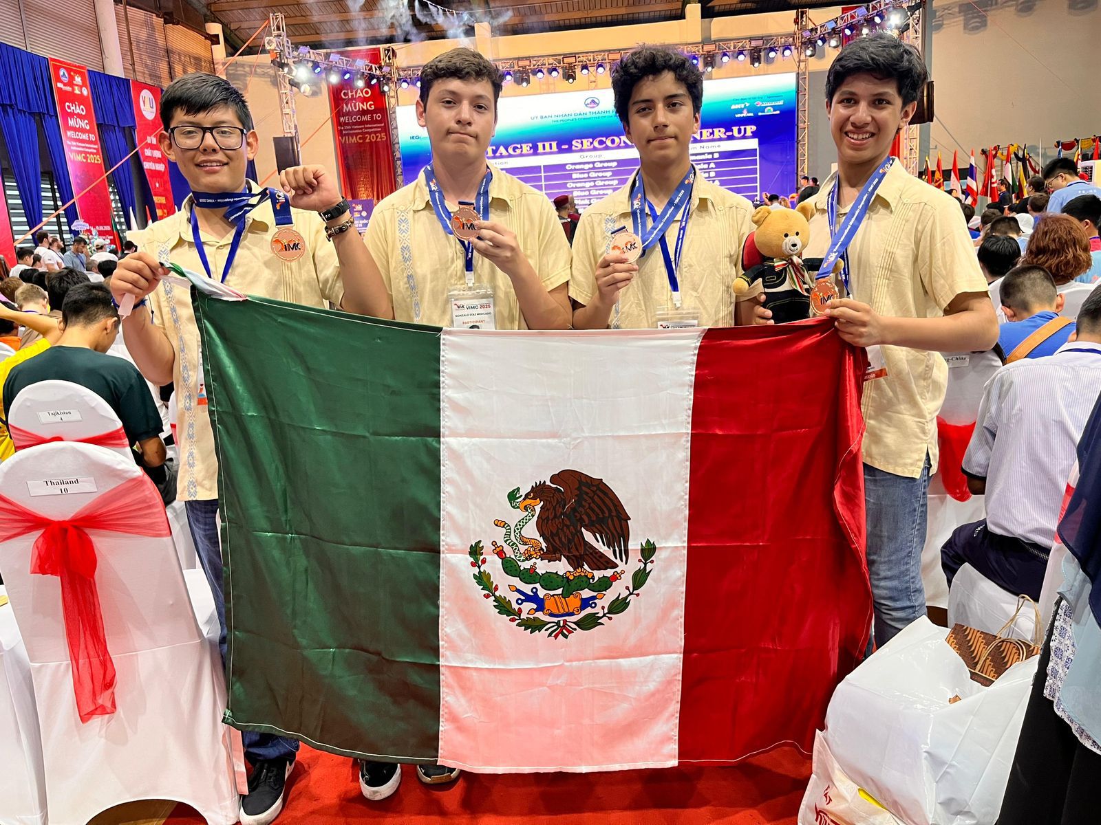 Estudiantes mexicanos destacan en certamen internacional de matemáticas