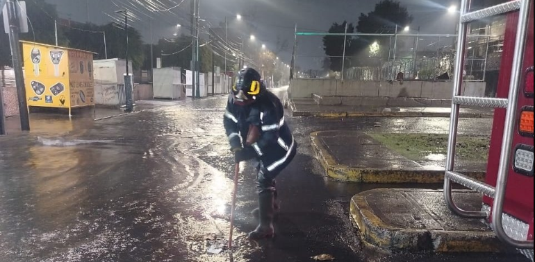 Aguacero de anoche dejó al menos 60 inundaciones en la CDMX