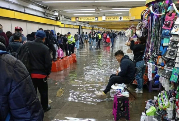 Lluvia, objetos caídos y una personas en las vías retrasan avance del Metro
