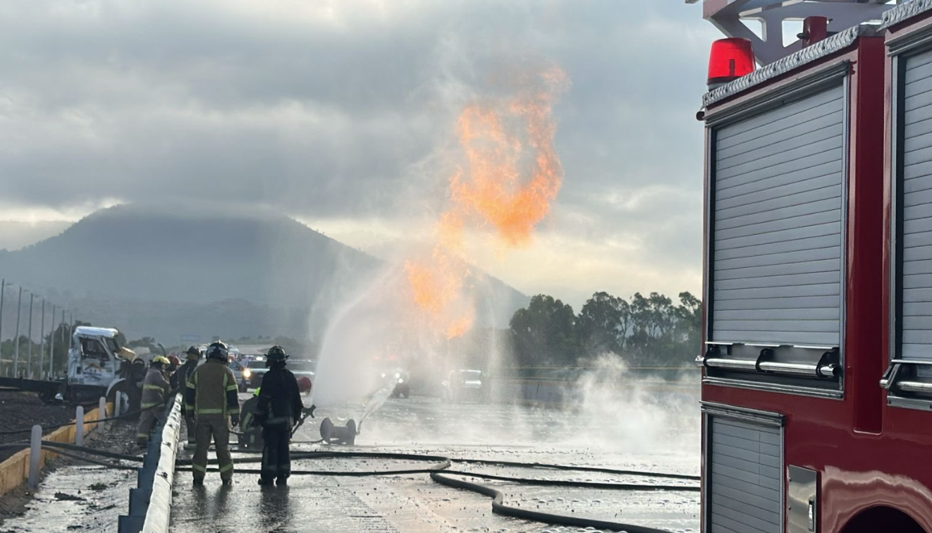 Foto: X Dorantes incendio controlado en volcadura de pipa