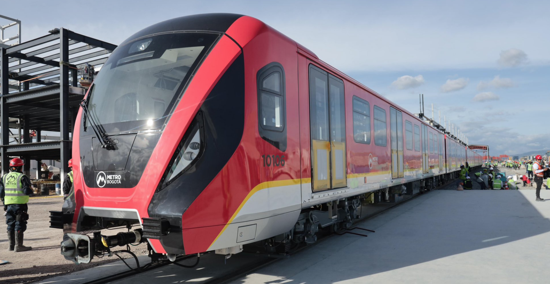Maquinaria del Metro de Bogotá cayó en sobre un bus de TransMilenio