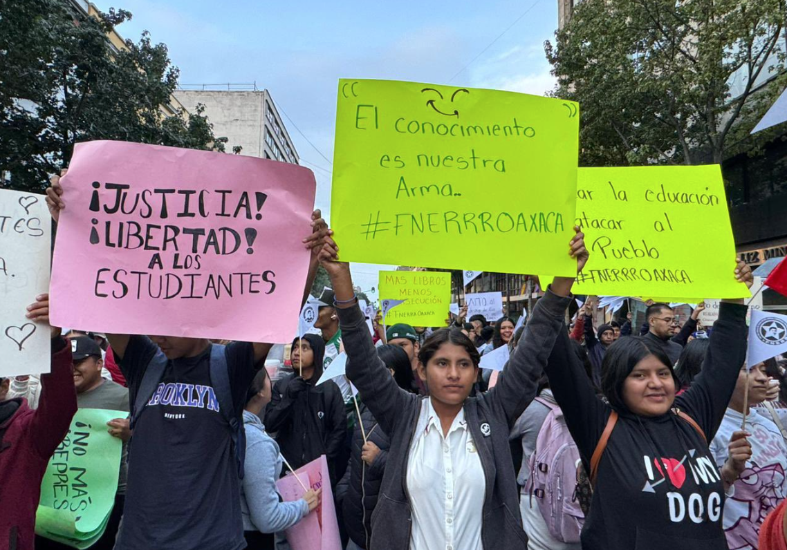 Por presencia de manifestantes está cerrada la estación Zócalo