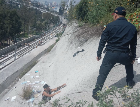 Rescata AO a hombre que cayó a barranca en obra del Tren Interurbano