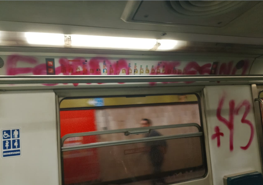 Dañan Metro asistentes a la marcha por desaparición de normalistas de Ayotzinapa
