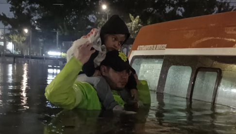 SSC apoya a usuarios de transporte ante inundaciones en la CDMX