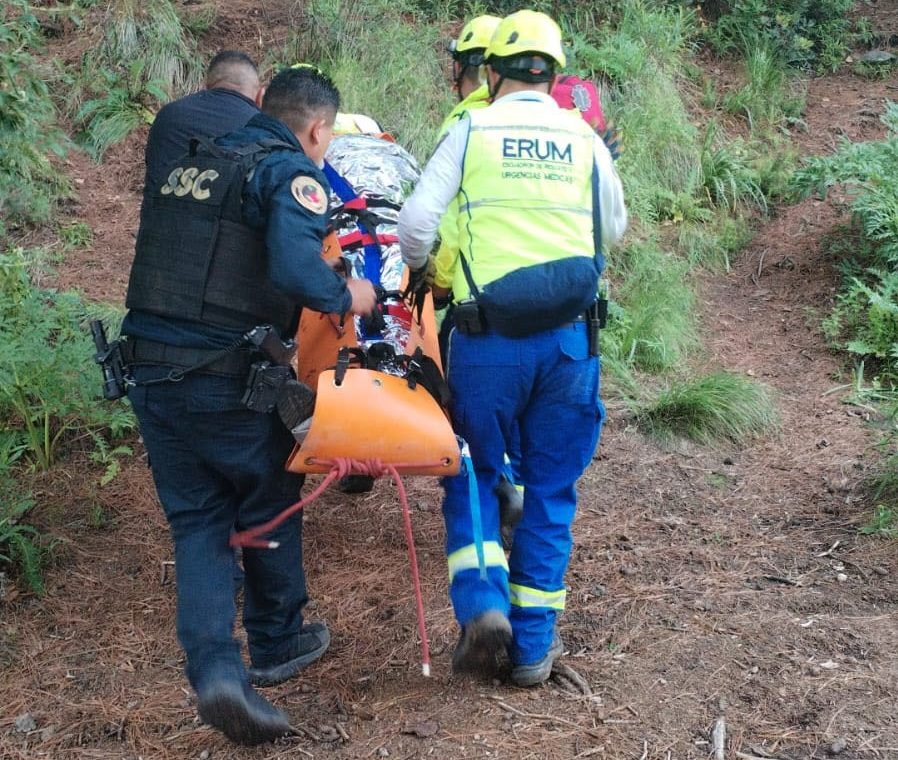 Rescatan a turísta que cayó al cráter del volcán Xitle