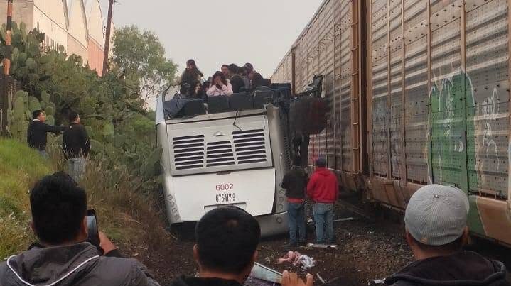 Un autobús con más de 40 pasajeros fue arrastrado por el tren en Atlacomulco