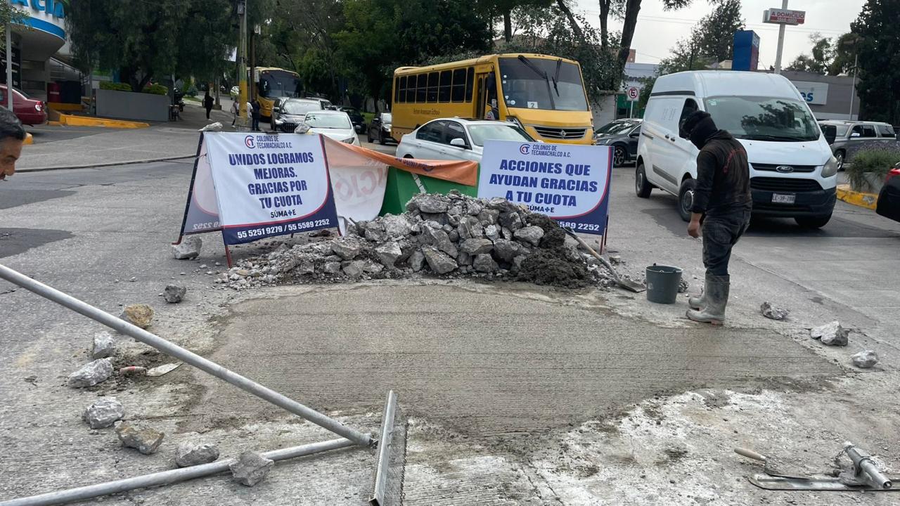 Vecinos de Tecamachalco taparon baches con concreto hidráulico