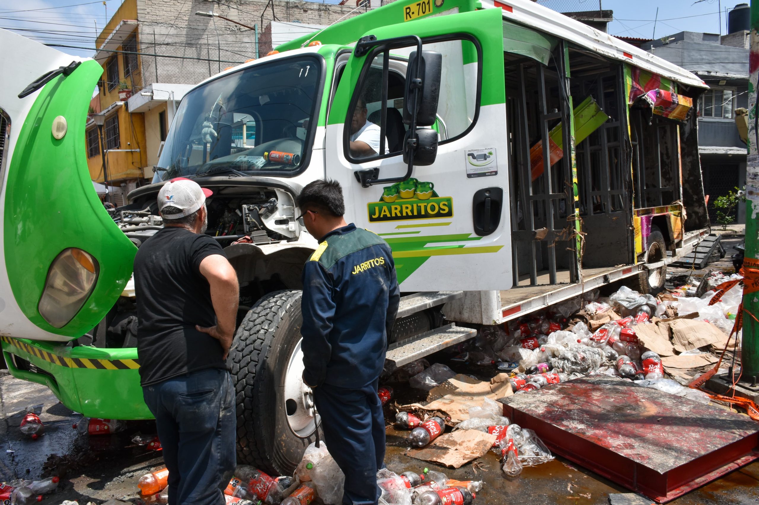 Rescatan camión de socavon, habrá corte de agua en zona de Iztapalapa