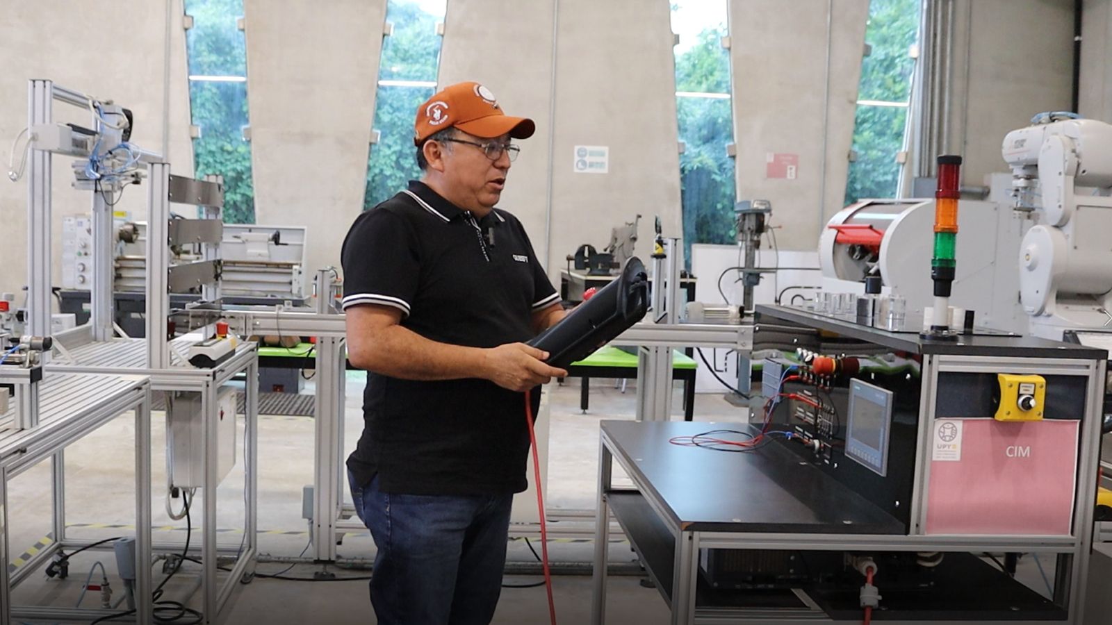 A sus 54 años, yucateco rompe barreras y estudia en Canadá