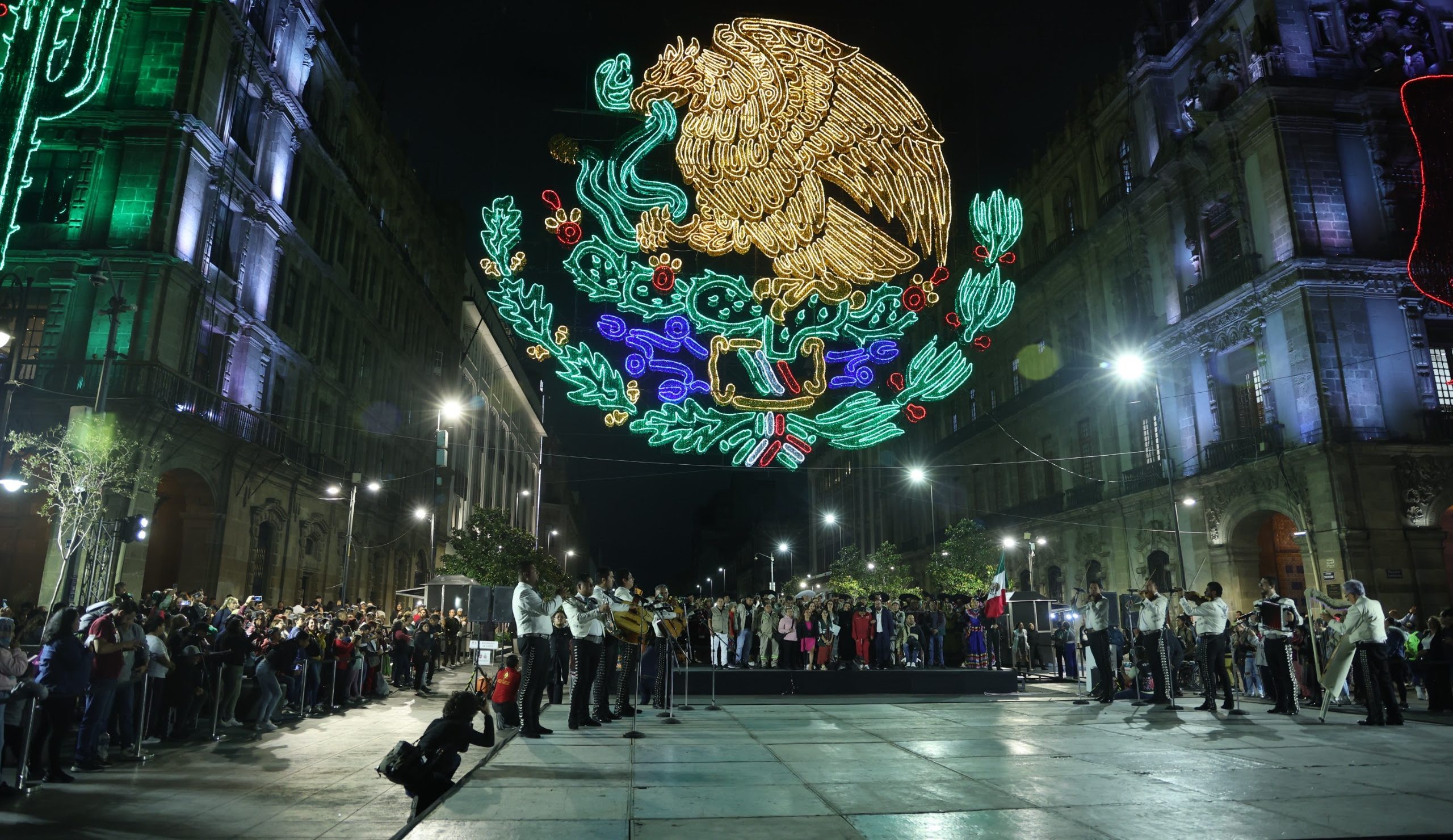 Encendió la ciudad de México luces conmemorativas al mes patrio