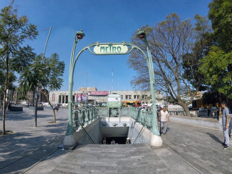 Entrada_Guimard_-_Bellas_Artes_(estación_del_Metro_de_Ciudad_de_México)