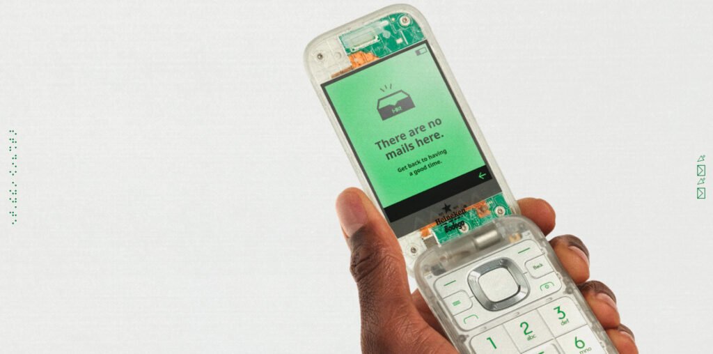 El reto #PhoneDetox2026: jóvenes cambian su smartphone por un teléfono de los de antes… y están encantados