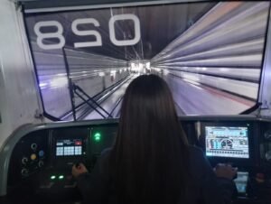 perla conductora cabina metro