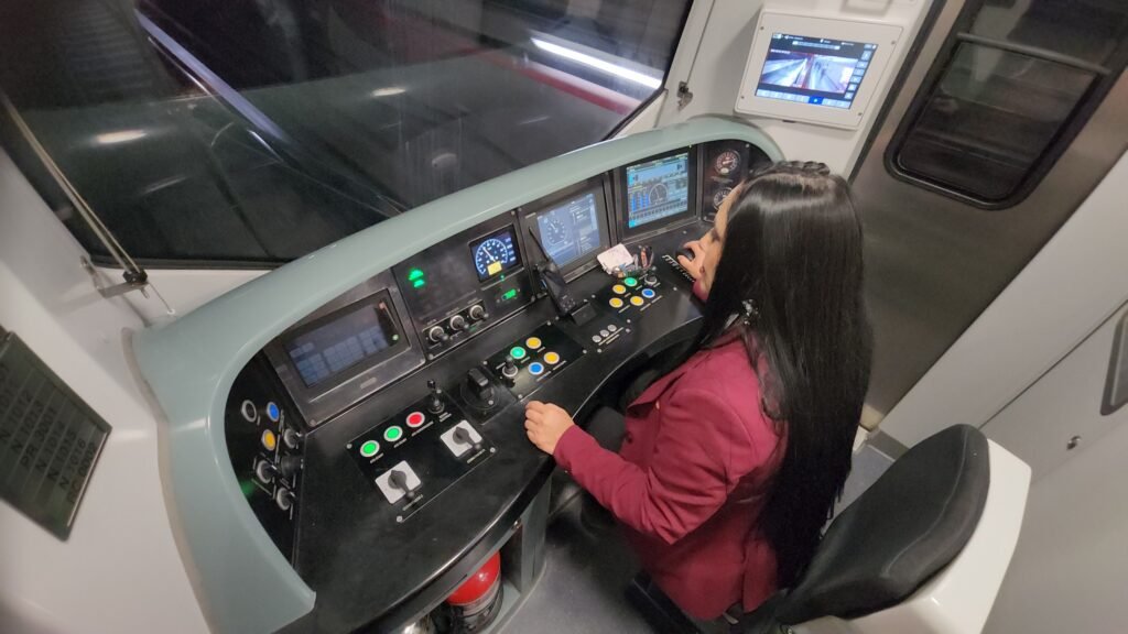 conductora de tren en el marco del 8M