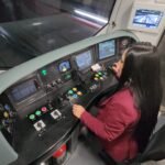 conductora de tren en el marco del 8M