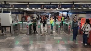 Puertas de acceso continuo en Línea 2, estación Zócalo Tenochtitlán