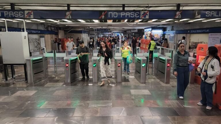Puertas de acceso continuo en Línea 2, estación Zócalo Tenochtitlán