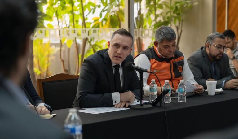 Rubalcava en reunión