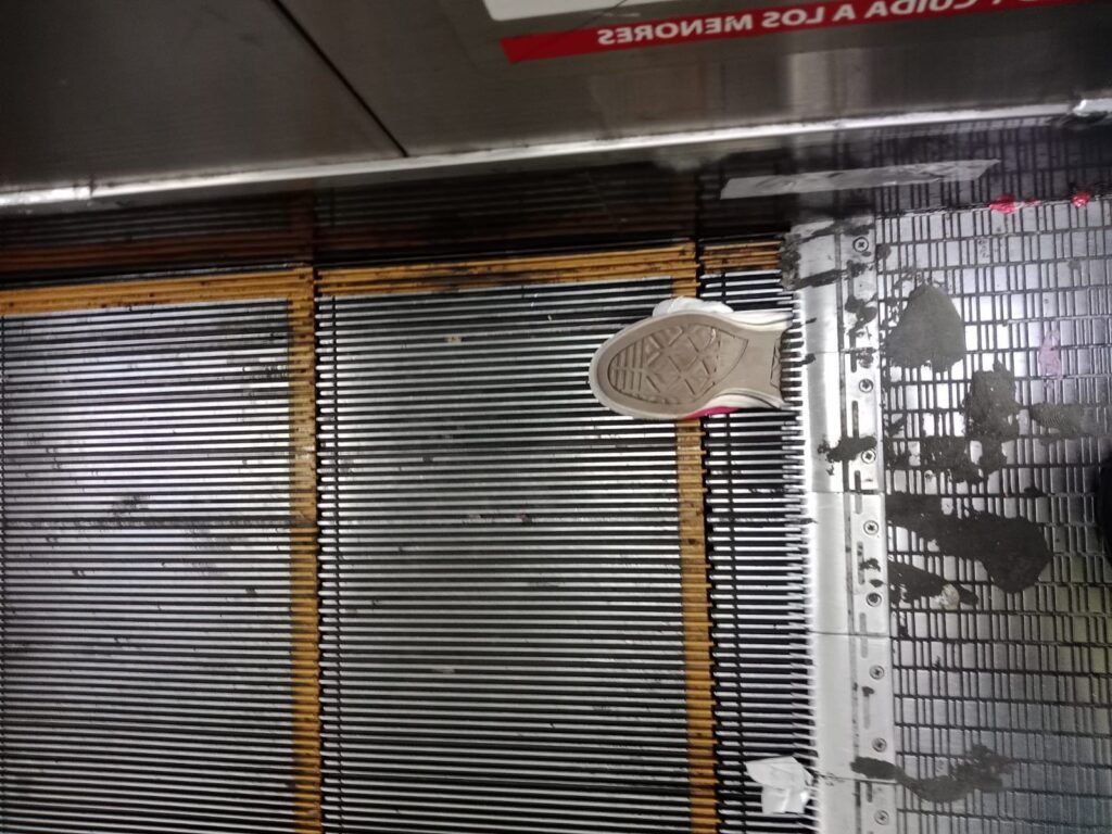 tenis atorado en las escaleras de tacubaya