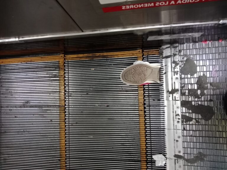 tenis atorado en las escaleras de tacubaya