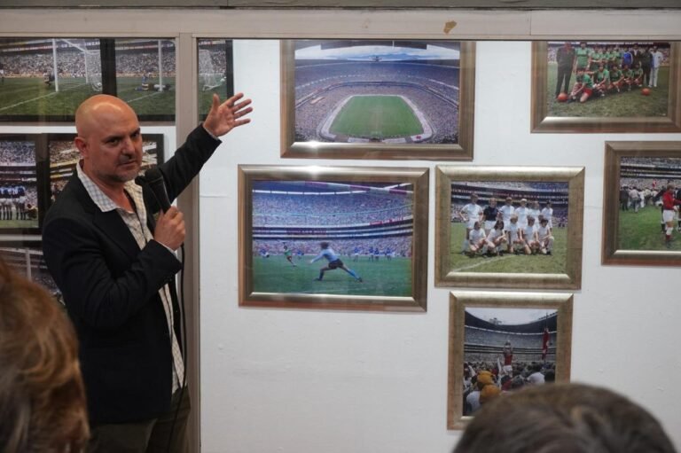 exposicion de futbol en el metro