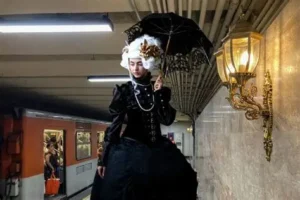 convocan a llevar atuendos de epoca en el metro