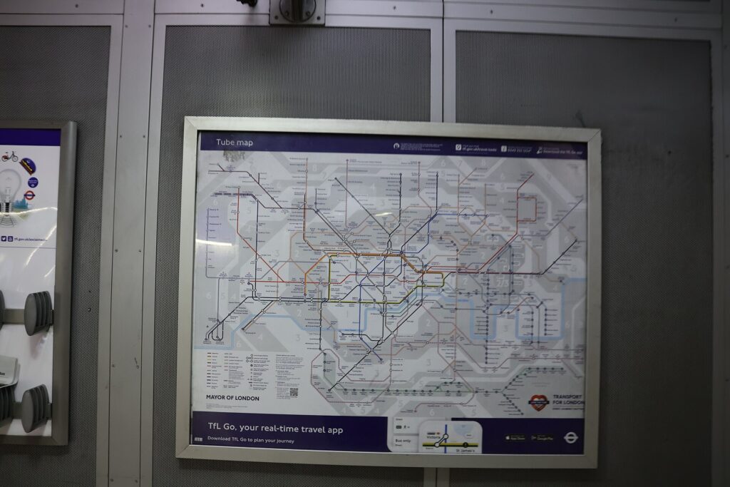 Archivo : Estación de metro de Westminster (agosto de 2023) 02.jpg