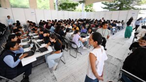 Supervisa el rector Lomelí la aplicación de examen de control en Oaxaca