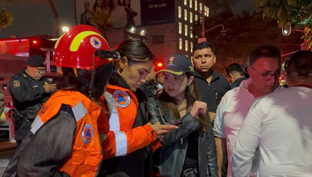 Alessandra Rojo se mantuvo en el lugar del incendio del miércoles