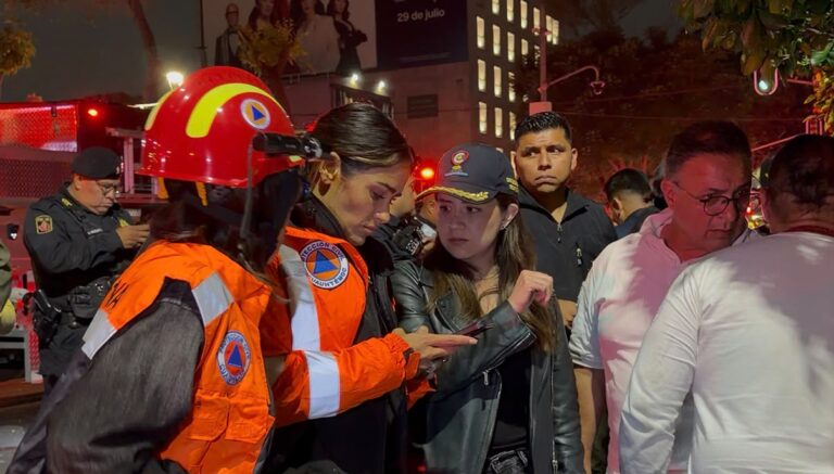 Alessandra Rojo se mantuvo en el lugar del incendio del miércoles