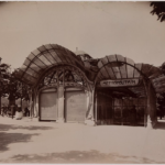 https://www.parismuseescollections.paris.fr/fr/musee-carnavalet/oeuvres/acces-du-metro-dessine-par-hector-guimard-dans-le-style-art-nouveau-place#infos-principales Autor Maindron, Charles (París, 29–06–1861 - Saint-Cloud, en 15–07–1940 — 1940), fotógrafo
