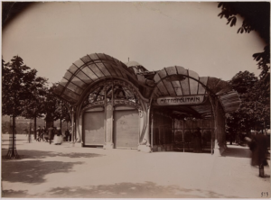 https://www.parismuseescollections.paris.fr/fr/musee-carnavalet/oeuvres/acces-du-metro-dessine-par-hector-guimard-dans-le-style-art-nouveau-place#infos-principales Autor Maindron, Charles (París, 29–06–1861 - Saint-Cloud, en 15–07–1940 — 1940), fotógrafo
