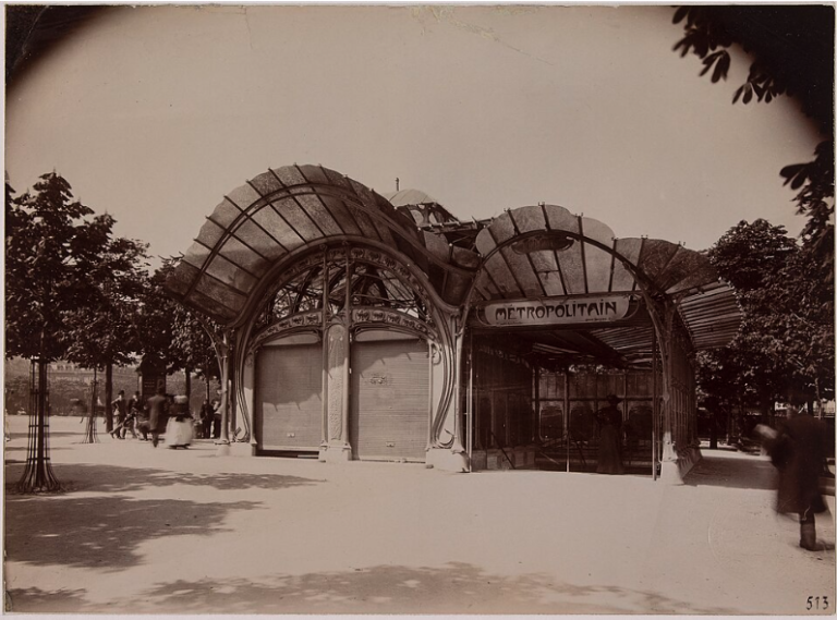 https://www.parismuseescollections.paris.fr/fr/musee-carnavalet/oeuvres/acces-du-metro-dessine-par-hector-guimard-dans-le-style-art-nouveau-place#infos-principales Autor Maindron, Charles (París, 29–06–1861 - Saint-Cloud, en 15–07–1940 — 1940), fotógrafo