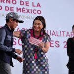 Entrega CB apoyos para útiles y uniformes escolares a alumnos de secundaria