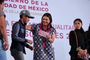 Entrega CB apoyos para útiles y uniformes escolares a alumnos de secundaria