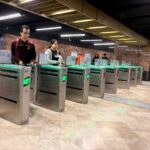 Las nuevas puertas de acceso del Metro CDMX facilitan el ingreso a personas con discapacidad y de talla baja.