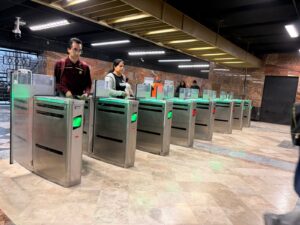Las nuevas puertas de acceso del Metro CDMX facilitan el ingreso a personas con discapacidad y de talla baja.